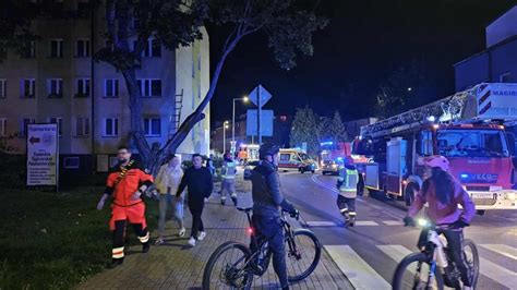 Ratownicy podczas akcji gaśniczej w bloku na ulicy Moniuszki w Koszalinie