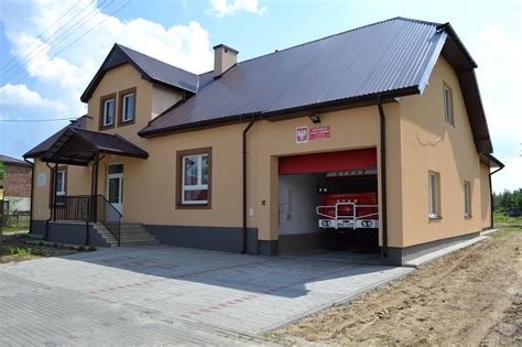 Zdjęcie współczesnych członków OSP Tuszów Narodowy podczas ćwiczeń lub uroczystości