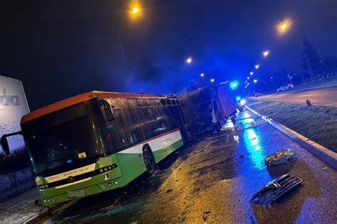 zdjęcie autobusu stojącego na poboczu drogi z widocznymi śladami pożaru