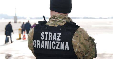 zdjęcie funkcjonariusza Straży Granicznej Bartosza Świderskiego w mundurze na tle bieszczadzkiego krajobrazu