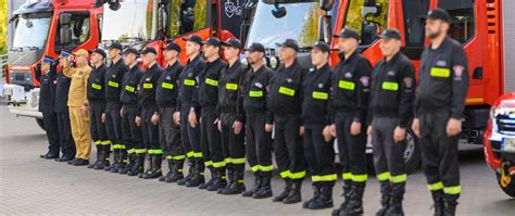 Strażacy oddający hołd podczas konduktu pogrzebowego
