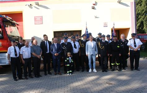 Strażacy OSP w uroczystych białych koszulach