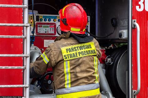 akcja ratunkowa po wybuchu gazu w Szczyrku, ratownicy przeszukujący gruzy