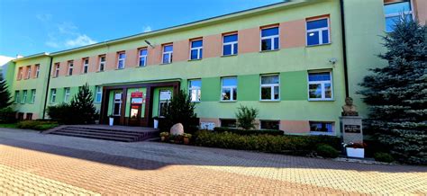 Stare zdjęcie budynku szkoły w Krzywej Wsi