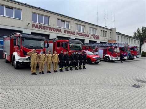 Fotografia strażaków oddających hołd zmarłemu koledze