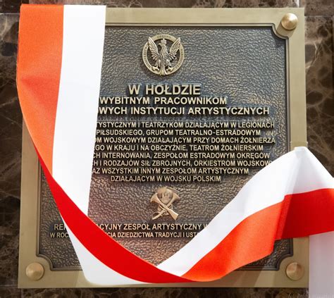 odsłonięcie tablicy pamiątkowej i sadzenie dębu przez strażaków OSP