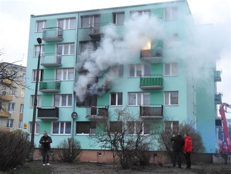 zdjęcie z dymem unoszącym się z okien dziesiątego piętra bloku przy ul. Odyńca