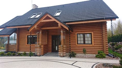 zdjęcie płonącej drewnianej werandy i fragmentu domu z poddaszem przy ul. Naruszewicza