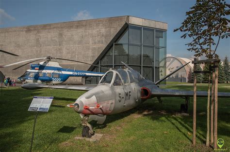 Nowe średnie samochody ratowniczo-gaśnicze OSP na tle Muzeum Lotnictwa Polskiego