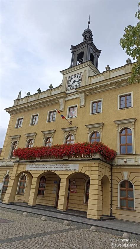 Historyczna grafika przedstawiająca pierwszy kościół w Ostrowie Wielkopolskim lub scenę pożaru miasta w XVI wieku