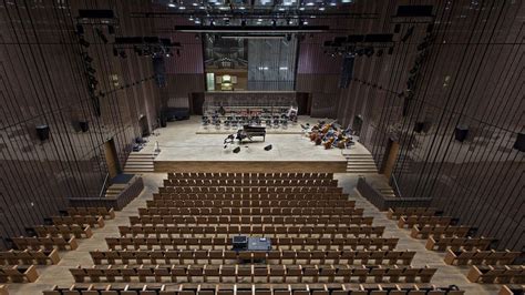 Zdjęcie przedstawiające wnętrze Filharmonii Łódzkiej podczas koncertu