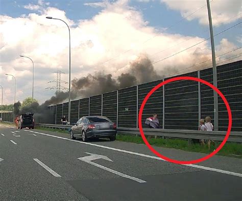 Wizualizacja płonącego samochodu, z perspektywy bezpieczeństwa i ochrony mienia.
