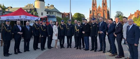 Grupa strażaków i zaproszonych gości podczas uroczystości Dnia Strażaka w Stalowej Woli