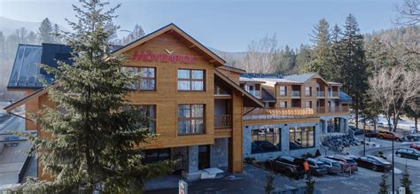 Zdjęcie przedstawiające zadymiony hotel Sandra Spa w Karpaczu podczas ewakuacji