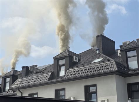 Zdjęcie przedstawiające kłęby dymu wydobywające się z hotelu Gołębiewski