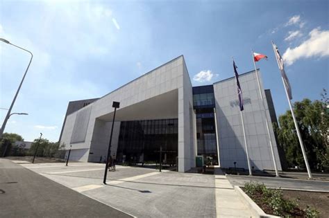 zdjęcie budynku sądu rejonowego lub urzędu