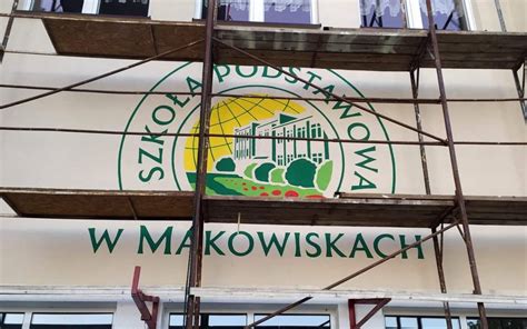 Zdjęcie przedstawiające akcję gaśniczą na elewacji budynku szkolnego w Józefowie.