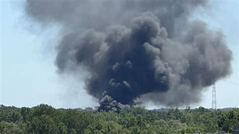 Zdjęcie przedstawiające gigantyczne kłęby dymu unoszące się nad płonącym wysypiskiem odpadów.