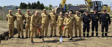 Zdjęcie z ceremonii wbicia pierwszej łopaty pod budowę remizy OSP