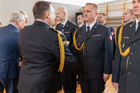 Zdjęcie przedstawiające członków OSP Leśnica w mundurach galowych podczas uroczystości