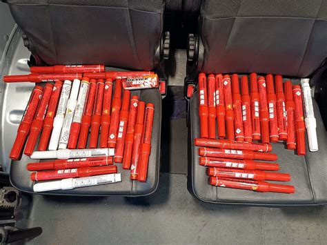 zdjęcie przedstawiające zabezpieczone przez policję race, petardy i inne materiały pirotechniczne