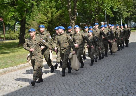Studenci SGSP w mundurach strażackich podczas ćwiczeń terenowych