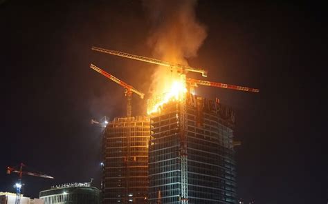 zdjęcia z miejsca pożaru wieżowca The Warsaw Hub w ciągu dnia