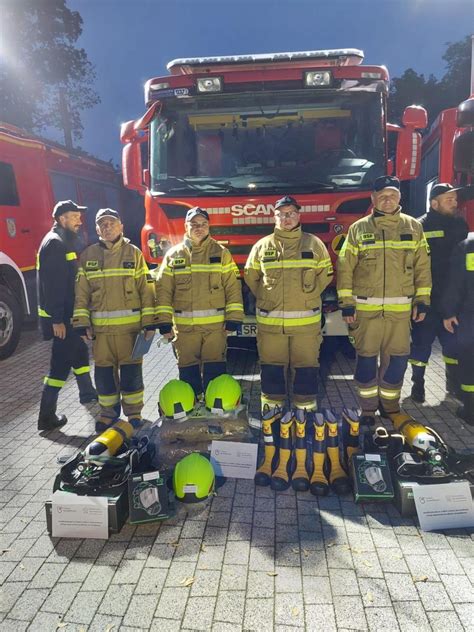 strażacy OSP Malanów z nowym sprzętem ratowniczym (hełmy, ubrania specjalne, kamera termowizyjna)
