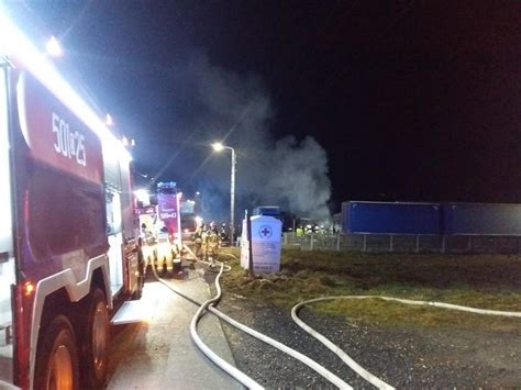 Zdjęcie pożaru samochodów i naczep na terenie firmy transportowej