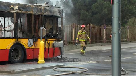 Zniszczony przez pożar autobus miejski na skrzyżowaniu