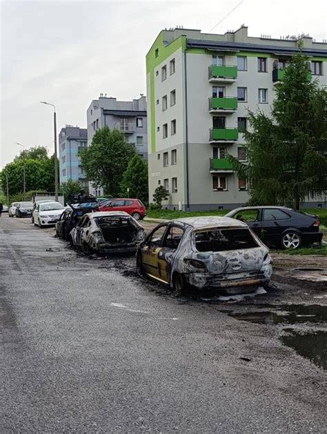 Zniszczone samochody po pożarze na ulicy w Zamościu