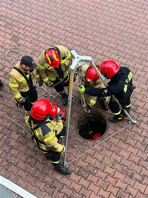 Strażacy podczas akcji ratownictwa wysokościowego