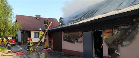 strażacy gaszą pożar budynku gospodarczego