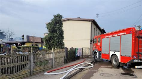 Zestawienie pojazdów straży pożarnej w akcji gaśniczej, ilustrujące mobilne zaopatrzenie wodne