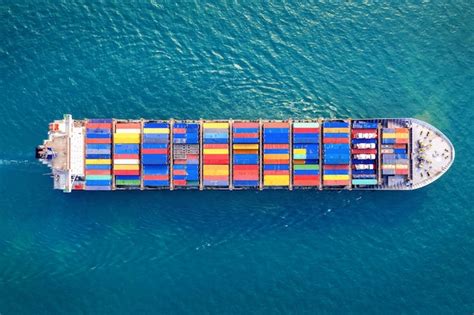 Zdjęcie kontenerowca Marie Maersk na pełnym morzu, z widocznymi śladami działań gaśniczych