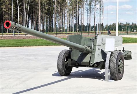 Photo of a 100mm MT-12 Rapira anti-tank gun