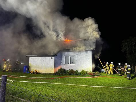 Strażacy pomagający ludziom ewakuować się z płonącego budynku mieszkalnego w Las Vegas