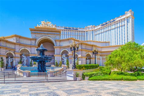 Zdjęcie hotelu Monte Carlo w Las Vegas z widocznym dymem na dachu