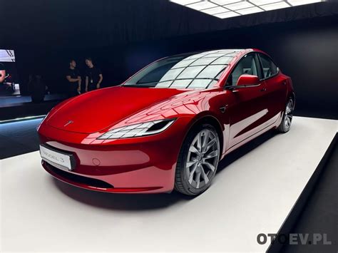 Zdjęcie płonącej Tesli Model Y na autostradzie