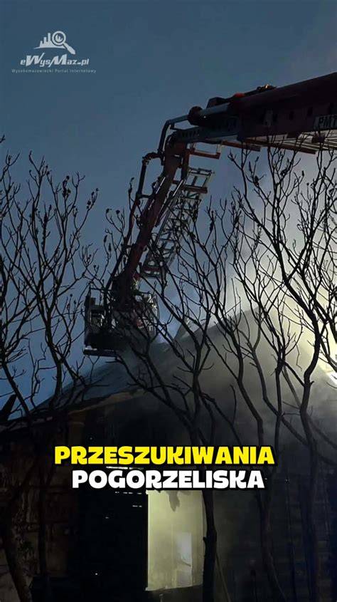 Strażacy podczas wynoszenia słomy i dogaszania pogorzeliska w Lubni
