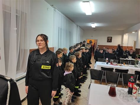 Grupa odznaczonych druhów OSP Krzywaczka podczas uroczystości