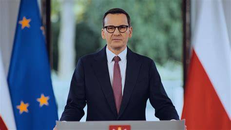 Zdjęcie przedstawiające premiera Mateusza Morawieckiego podczas konferencji prasowej, mówiącego o walce z mafią śmieciową.