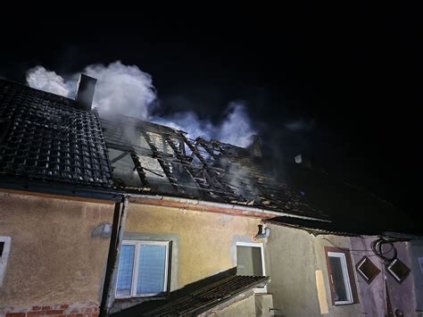 Strażacy gaszący pożar budynku wielorodzinnego w Pyrzycach