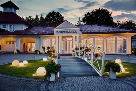Zniszczona sala weselna po pożarze, widok z zewnątrz