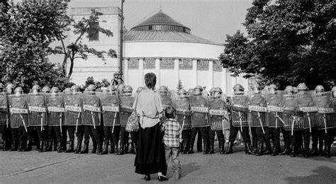 Fotografia przedstawiająca codzienne stroje Polaków w pierwszych latach PRL