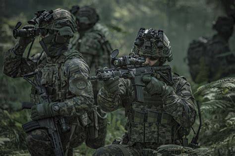 Zdjęcie przedstawiające żołnierza Wojska Polskiego w czarnym kombinezonie czołgowym z epoki PRL