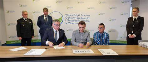 Zdjęcie przedstawiające oficjalne podpisanie umów na dofinansowanie dla jednostek OSP