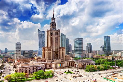 Tematyczne zdjęcie przedstawiające architekturę przedwojennej Warszawy lub getta