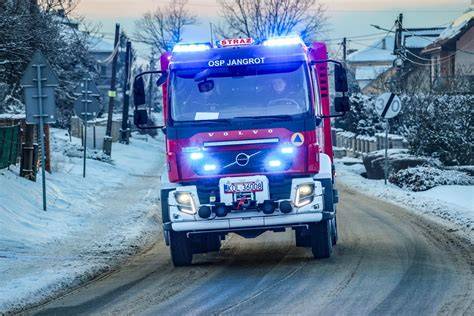 Zdjęcie nowego, lśniącego samochodu ratowniczo-gaśniczego Volvo OSP Siemiechów