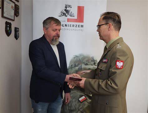 Zdjęcie przedstawiające wręczenie medalu 